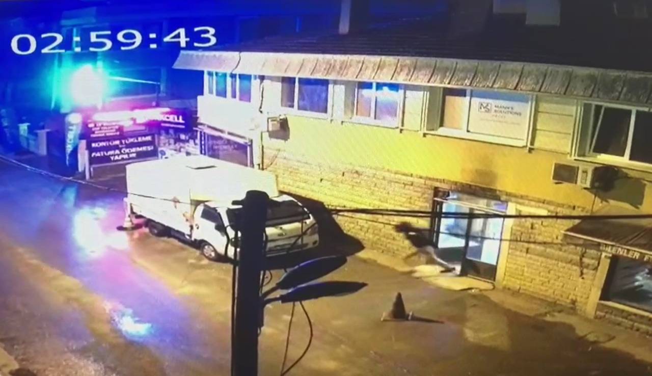 Bakırköy'de Eski Komşusunu Satırla Öldürdü