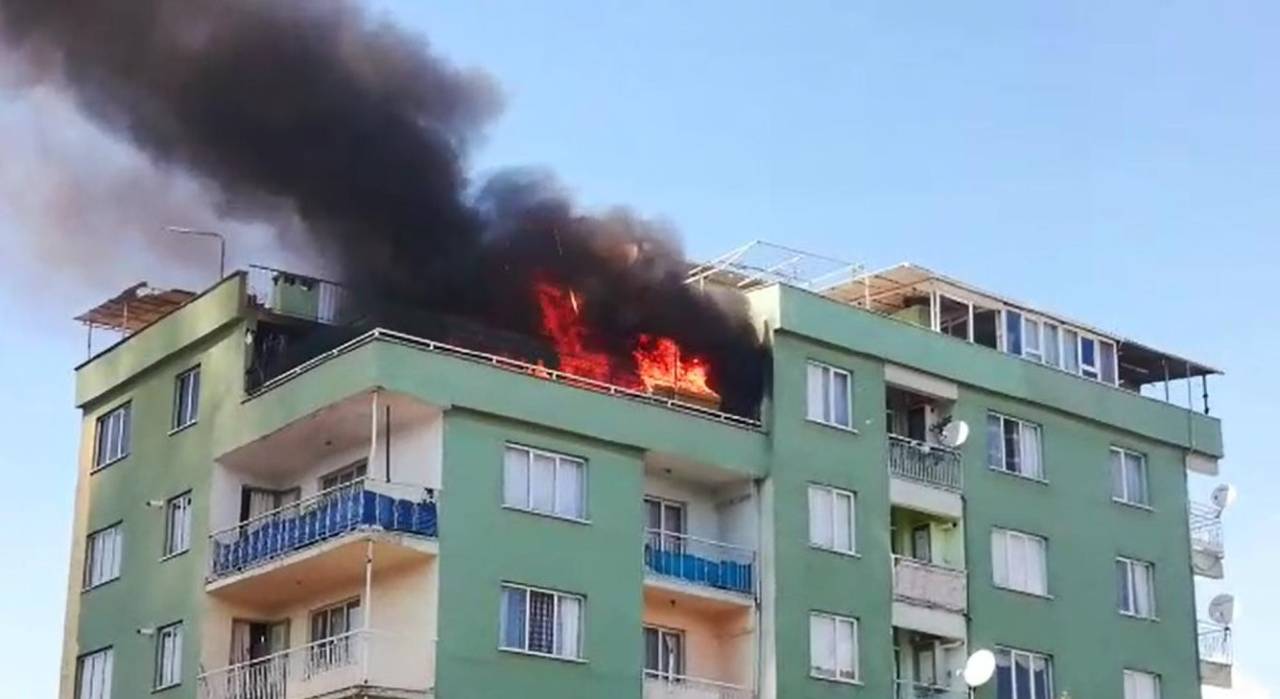 Bursa’da, 6 Katlı Binanın Çatı Katında Yangın