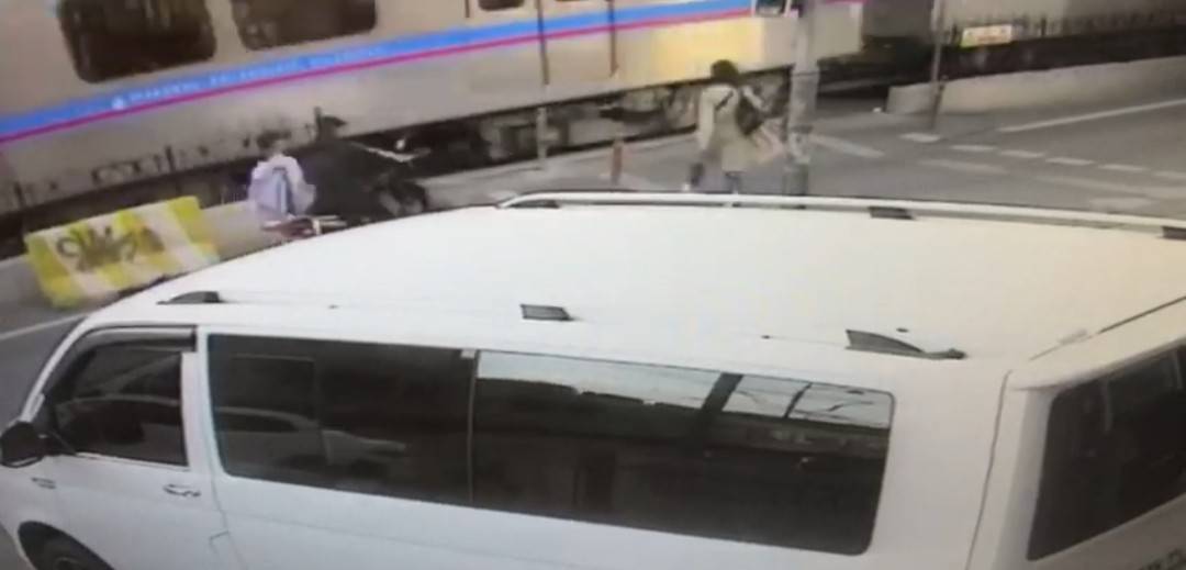 Sultangazi'de Feci Kaza, Tramvaya Çarpan Motosikletteki Metrelerce Sürüklendi