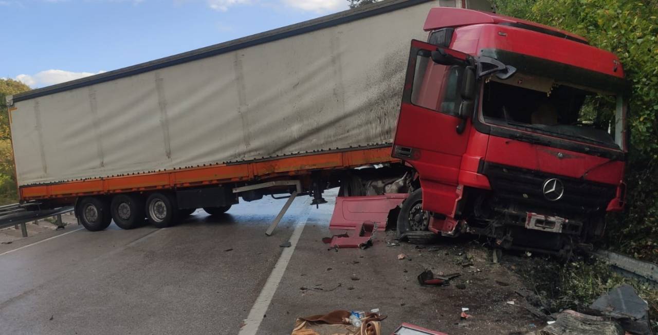 Bariyerlere Çarpan Tır'ın Sürücüsü Yaralandı; Bursa- Ankara Karayolu Trafiğe Kapandı