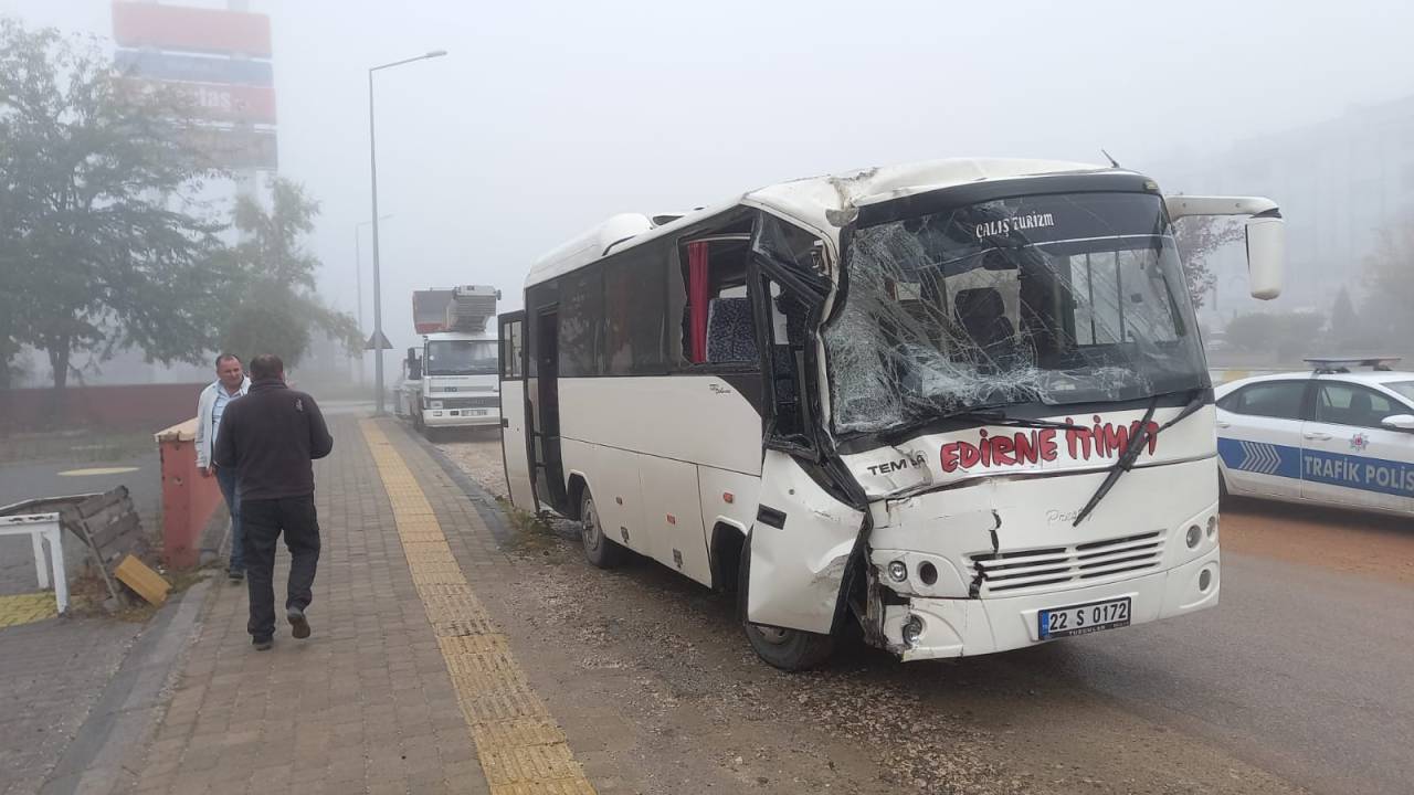 Edirne'de Servis Midibüsü Kazası: 20 Yaralı