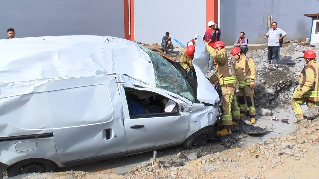 Sarıyer'de Takla Atan Otomobilin Sürücüsü Yaralandı