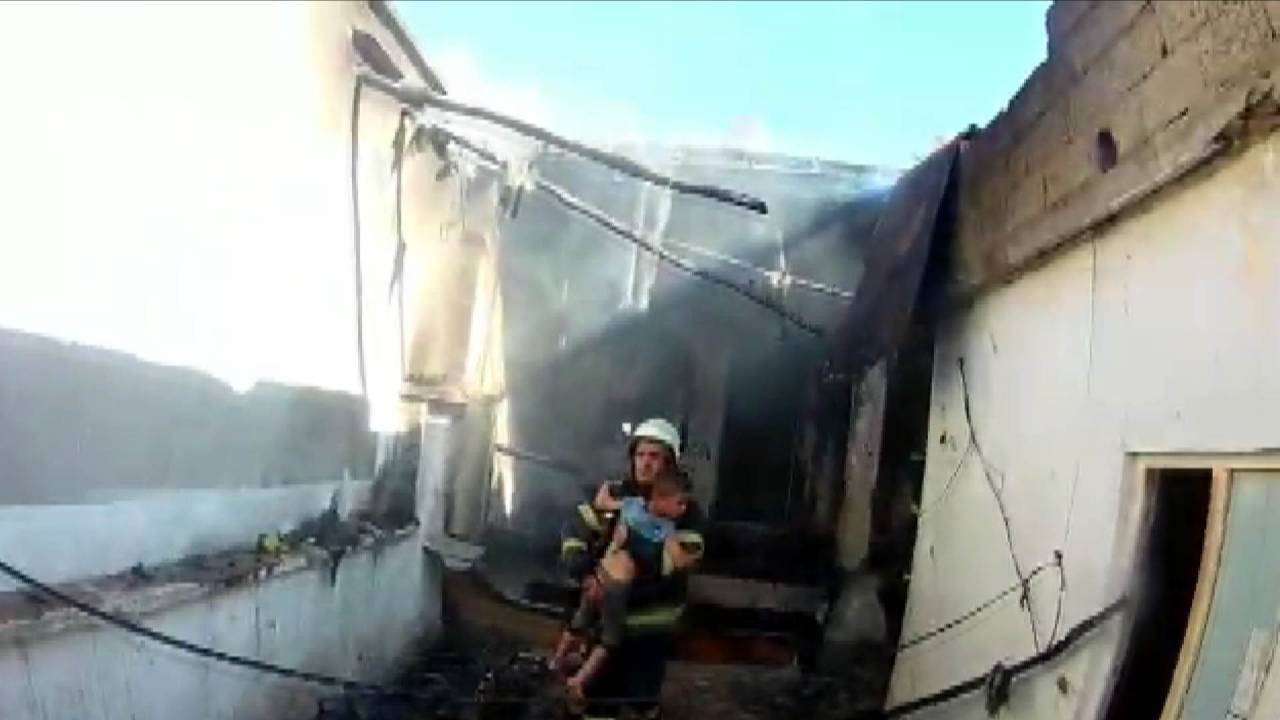 Yangında Mahsur Kalan 4 Çocuğu İtfaiye Kurtardı