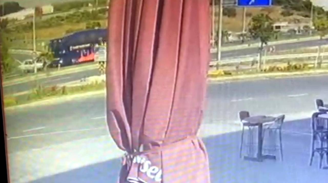 Ters Yöne Giren Otomobille Otobüsün Çarpıştığı Kaza Kamerada