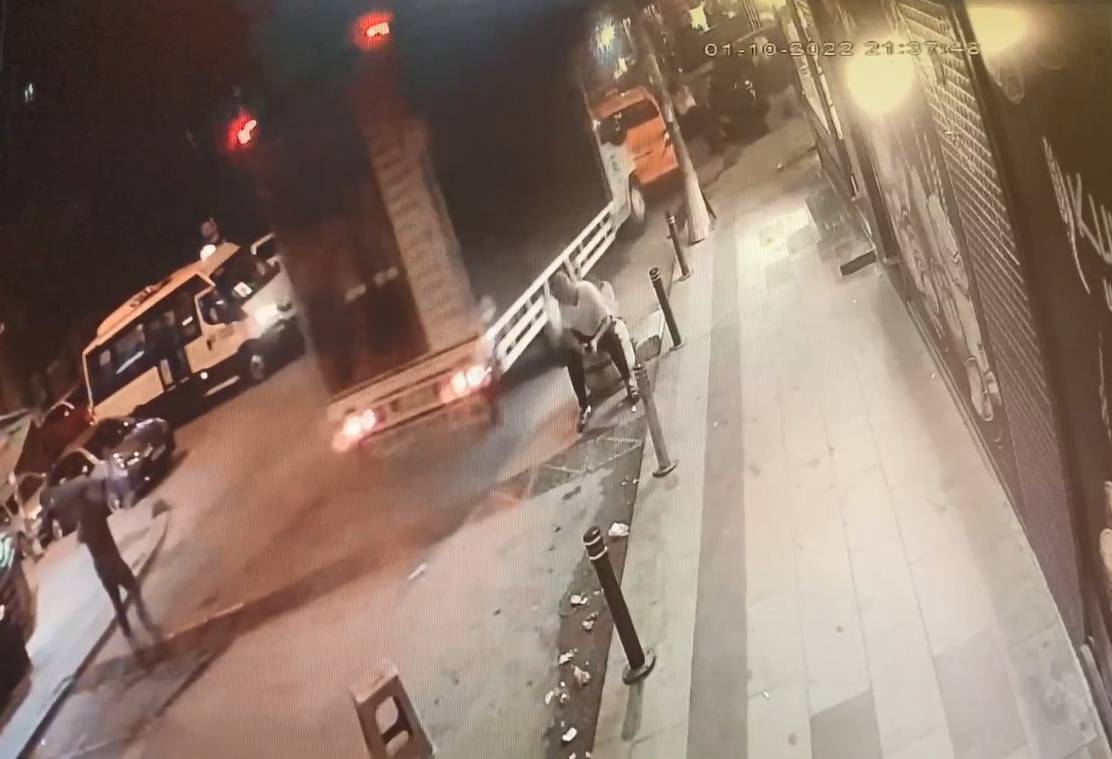 Bayrampaşa'da El Freni Çekilmeyen Kamyonet Taksiye Çarptı: 4 Yaralı