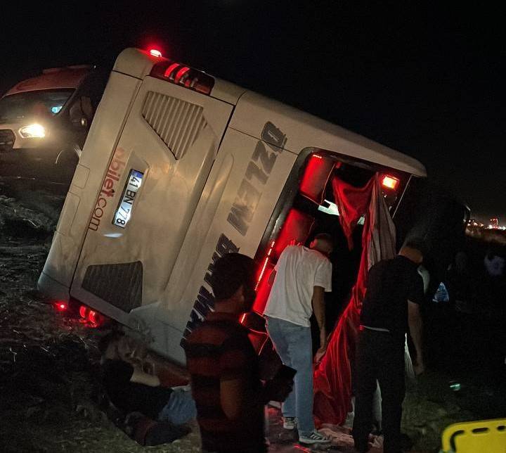 Şanlıurfa'da Yolcu Otobüsü Şarampole Devrildi: 20 Yaralı