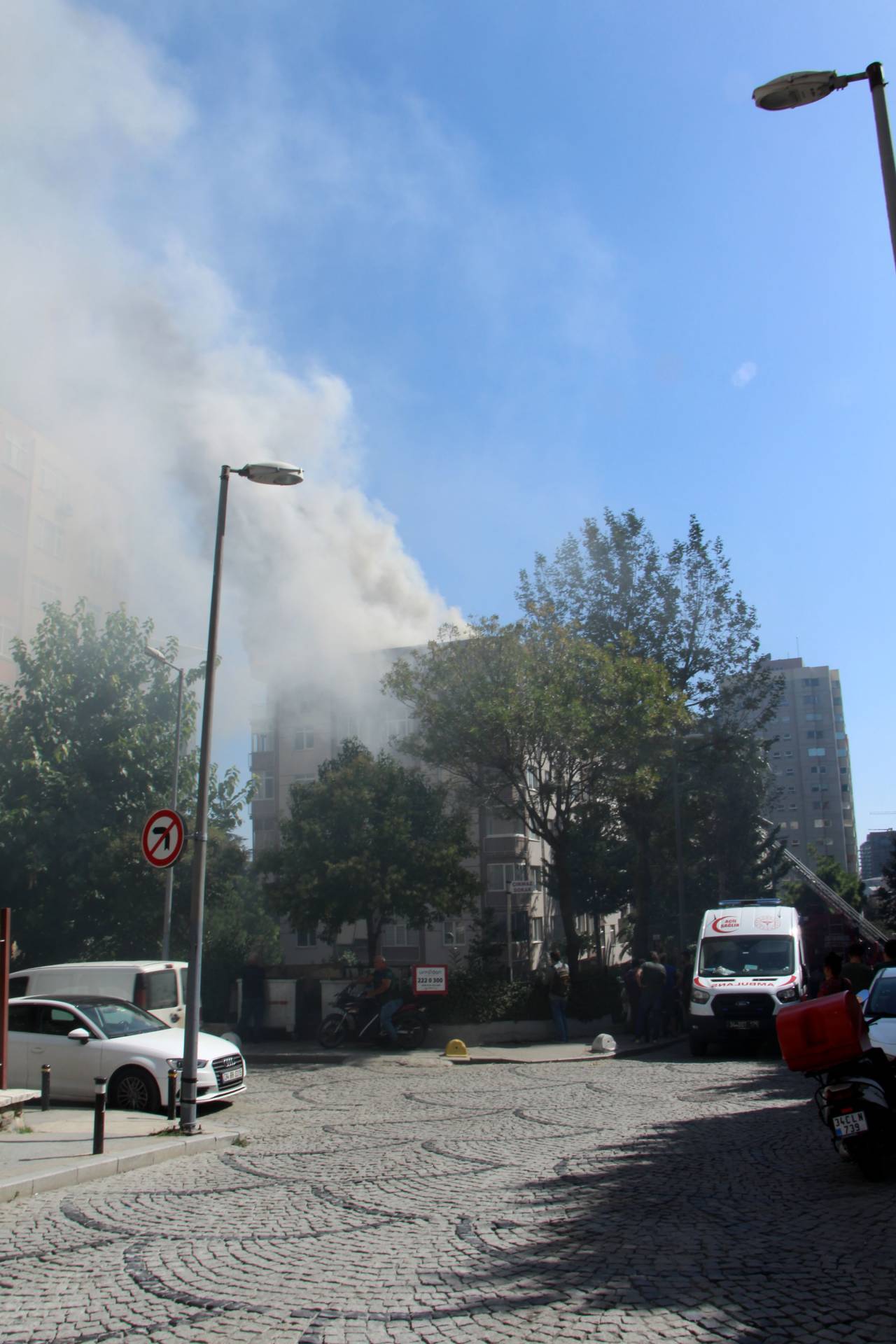 Şişli'de 6 Katlı Apartmanda Çıkan Yangın Sokağa Döktü