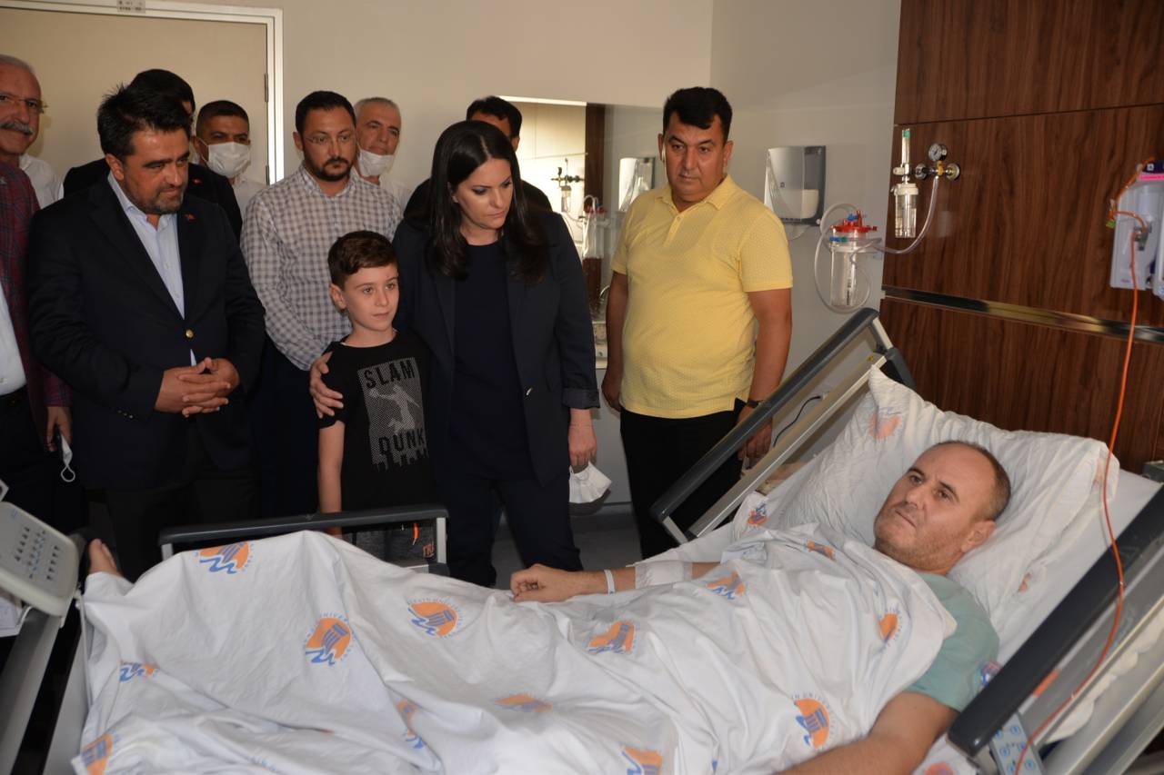 Ak Parti Genel Başkan Yardımcısı Sarıeroğlu'ndan Yaralı Polise Ziyaret
