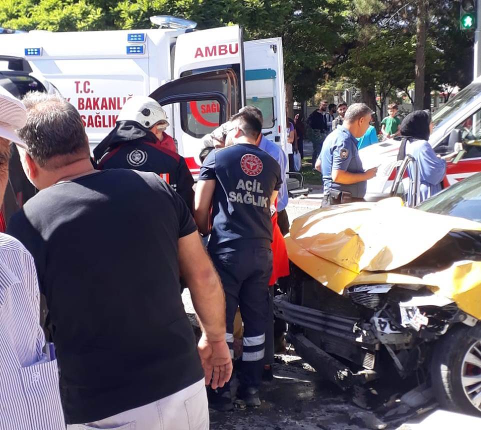 Malatya'da 2 Araç Çarpıştı: 6 Yaralı