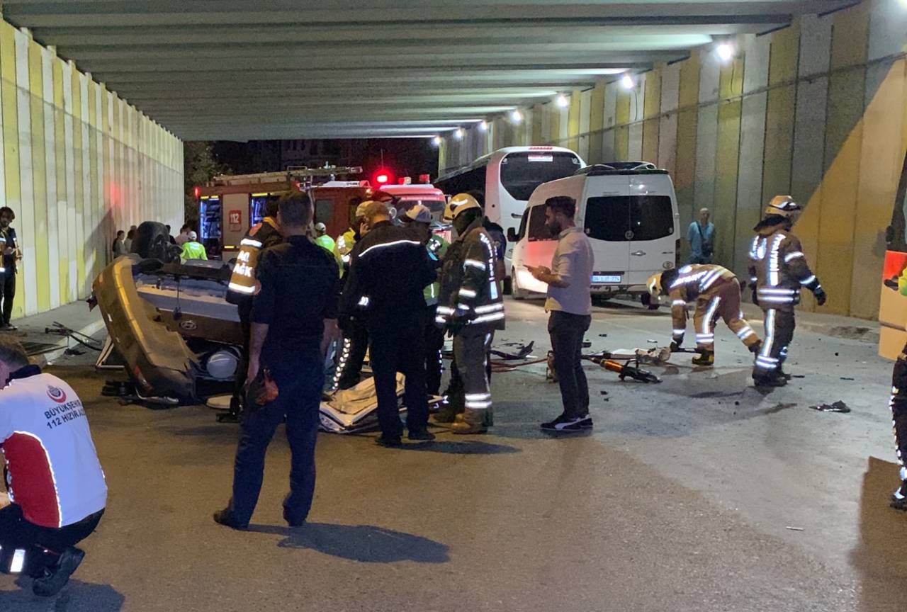 Ümraniye'de Otomobil Tem Otoyolu'ndan Caddeye Uçtu: 1 Ölü, 1 Yaralı