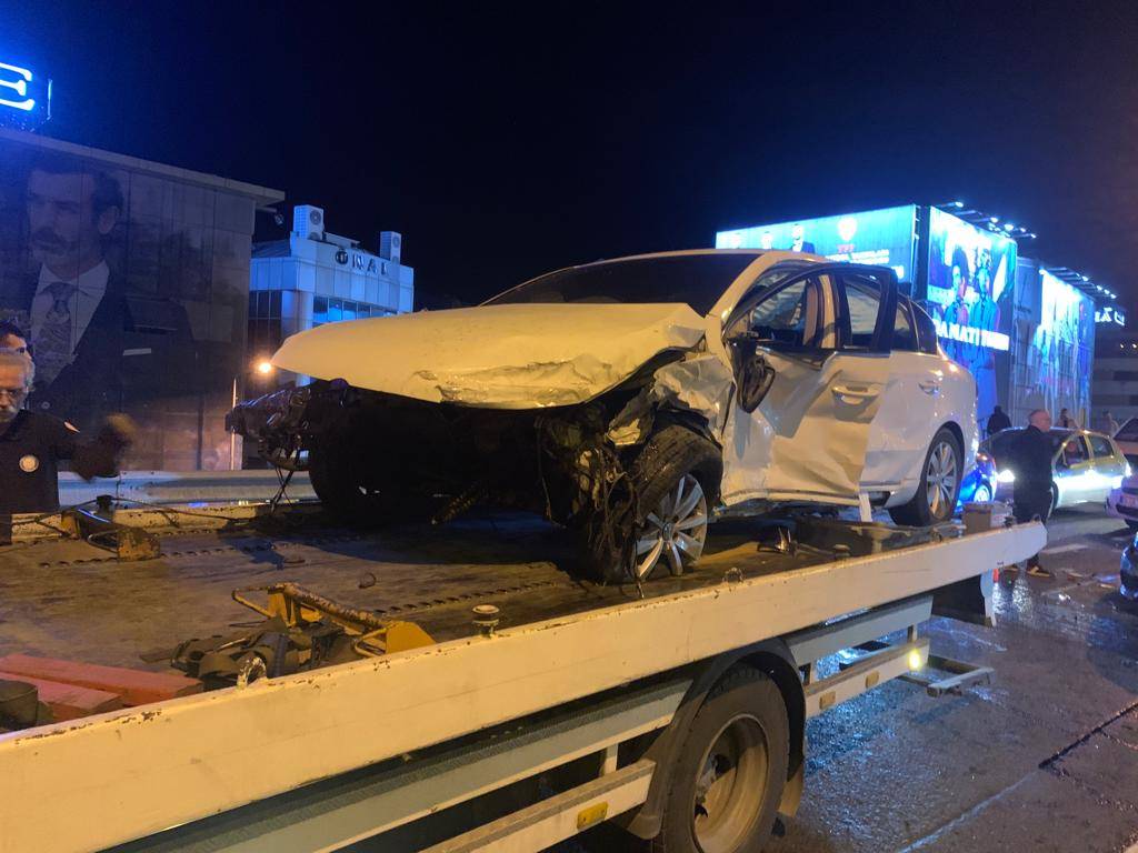 Şişli'de D-100 Karayolu'nda Makas Attığı İddia Edilen Otomobil Kaza Yaptı: 2 Yaralı