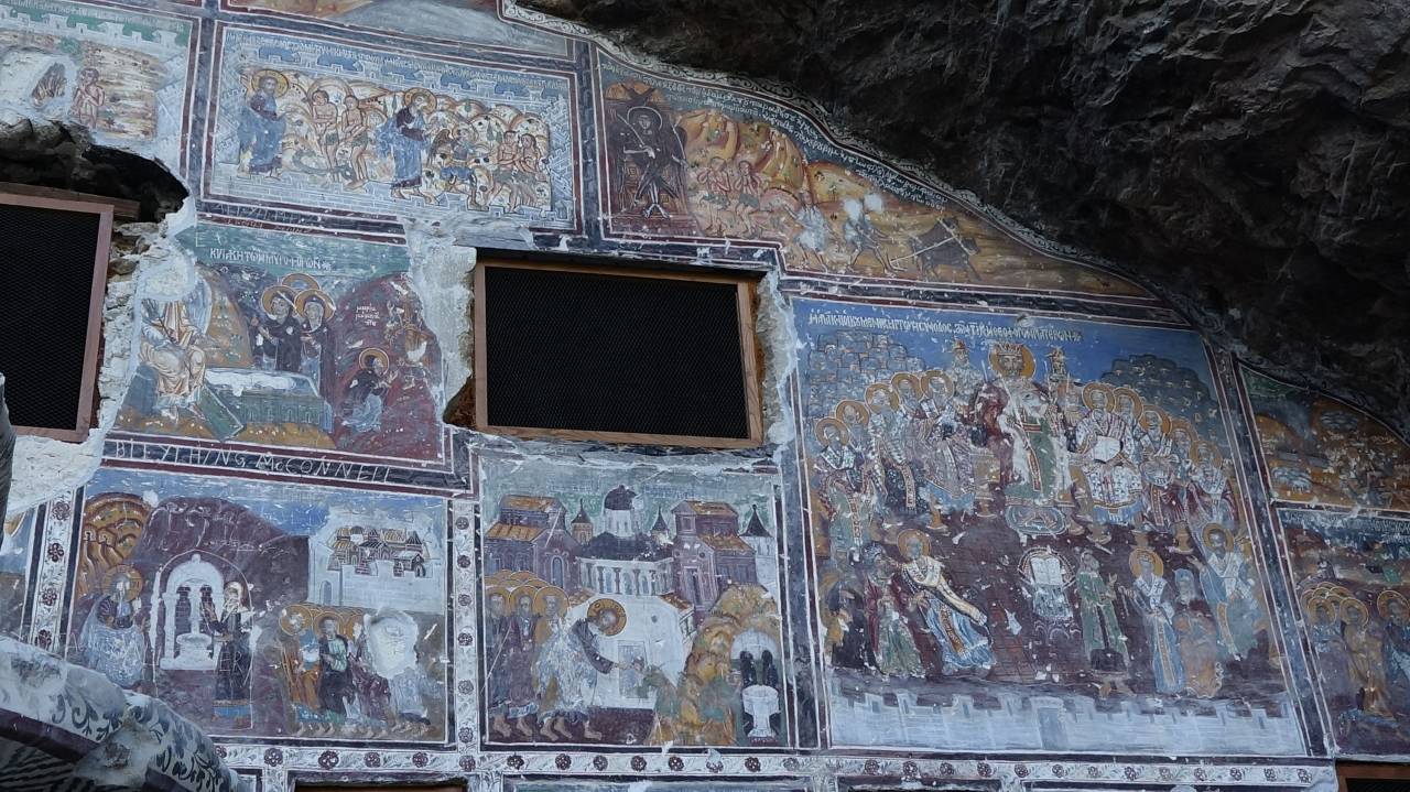 Sümela'da Fresklere Kazınan İsimler Silinecek