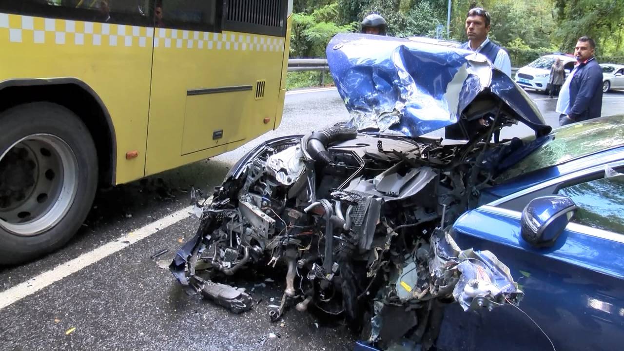 Sarıyer'de İett Otobüsüyle Otomobil Kafa Kafaya Çarpıştı