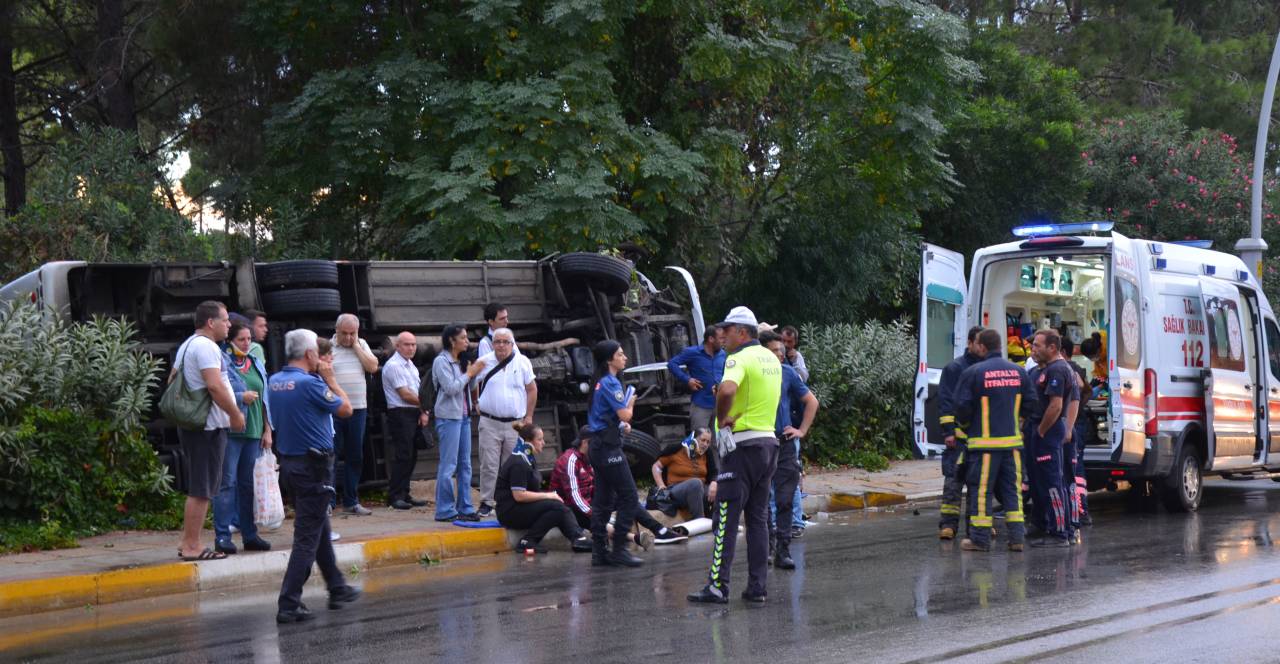 Antalya'da Otel Servisi Devrildi: 9 Yaralı