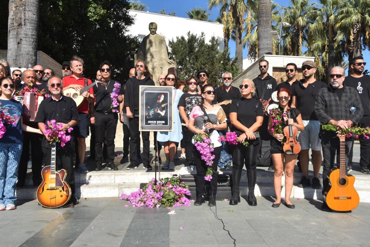 Bodrumlu Müzisyenler Onur Şener’i Enstrümanlarıyla Andı