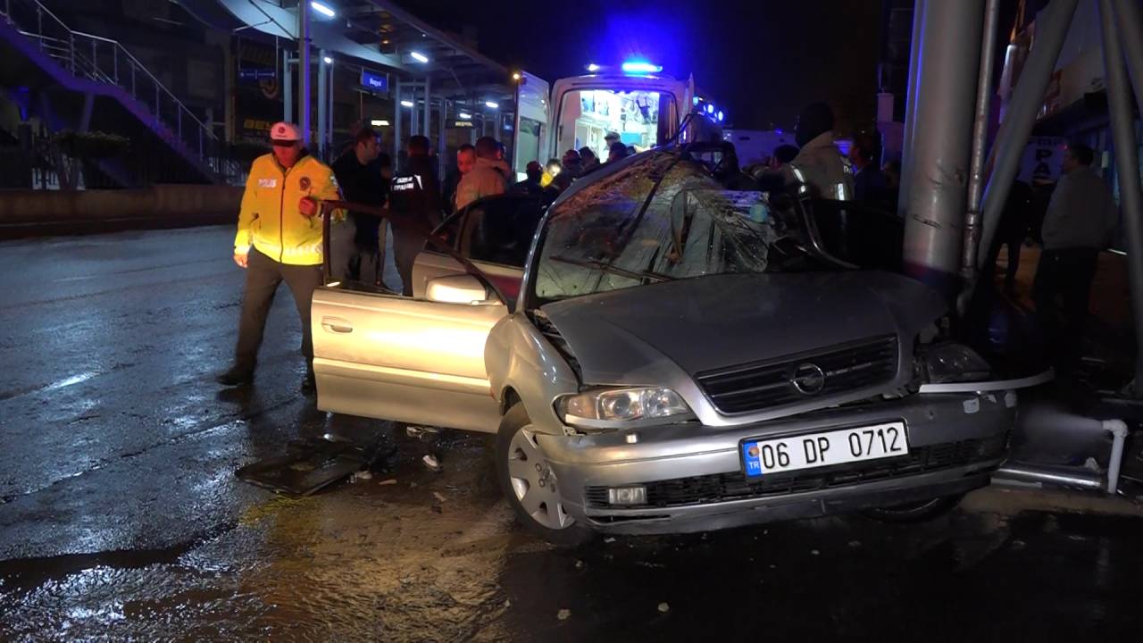 Bursa'da Üst Geçidin Ayağına Çarpan Otomobil Hurdaya Döndü: 1 Yaralı