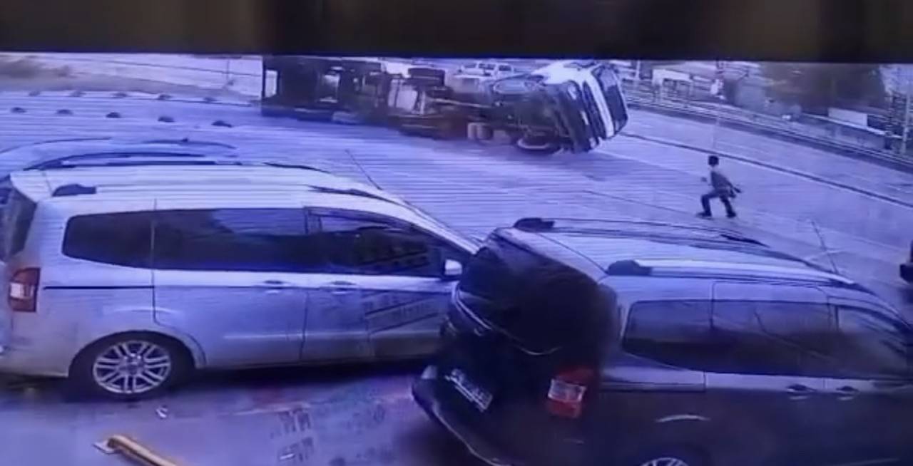Çekmeköy'de Beton Mikseri Devrildi, Şoförü Yaralandı