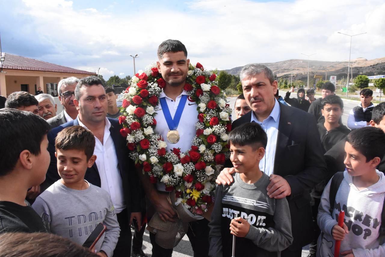 Dünya Şampiyonu Taha Akgül'e Memleketi Sivas'ta Coşkulu Karşılama