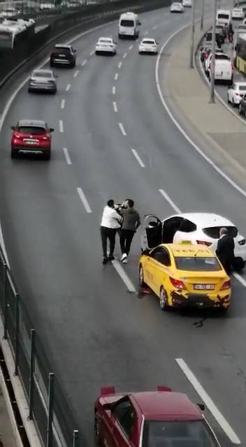 Beylikdüzü'nde Kazadan Sonra Kavga; Taksi Şöförüne Kafa Attı