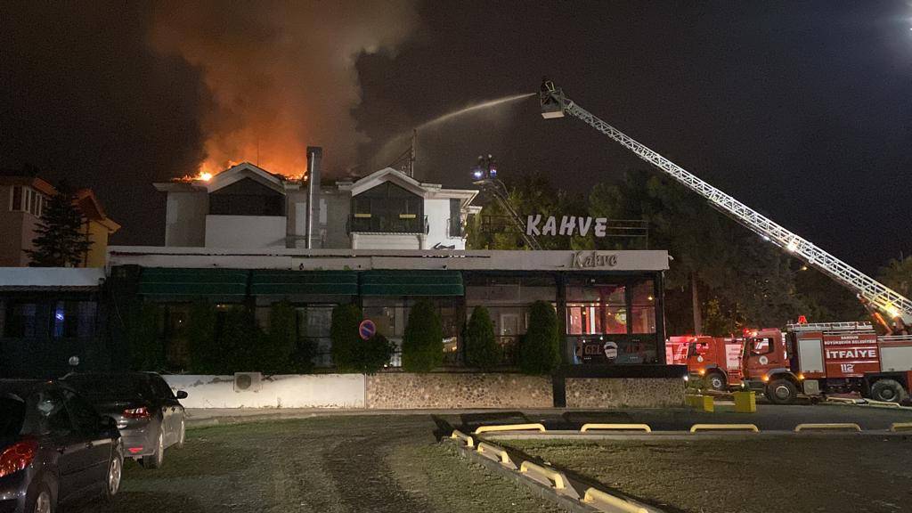Samsun'da Otelin Çatı Katındaki Yangın Söndürüldü